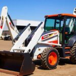 Аренда экскаватора-погрузчика: как выбрать технику, не переплатить и выполнить работу быстрее